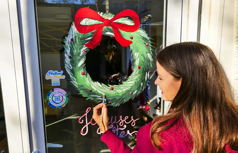 Peinture sur vitrine Noël à main levée artiste peintre Hyères
