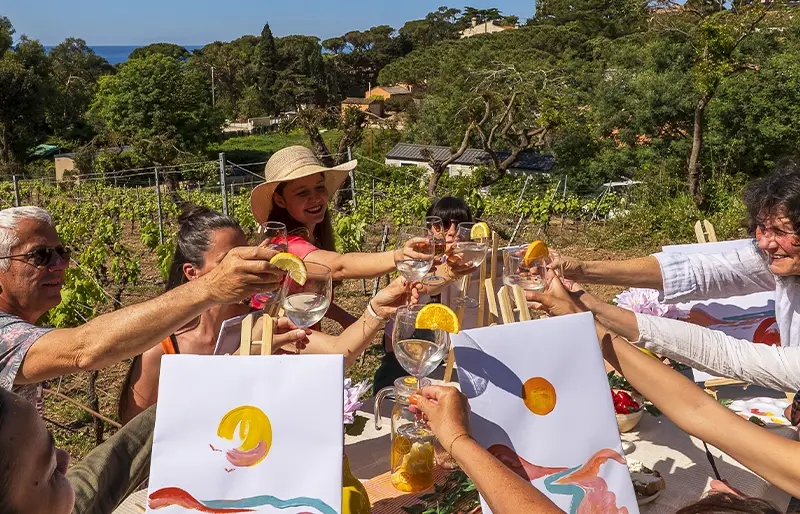 Apero peinture Hyères Feel. Les élèvent trinquent avec joie. Atelier peinture Hyères.
