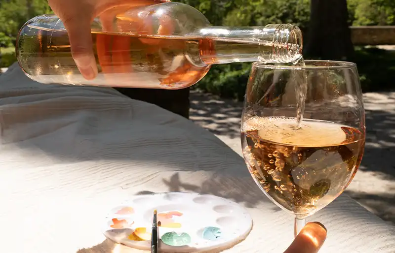 Verre de vin apéro ateliers peinture Hyères reflet du soleil.